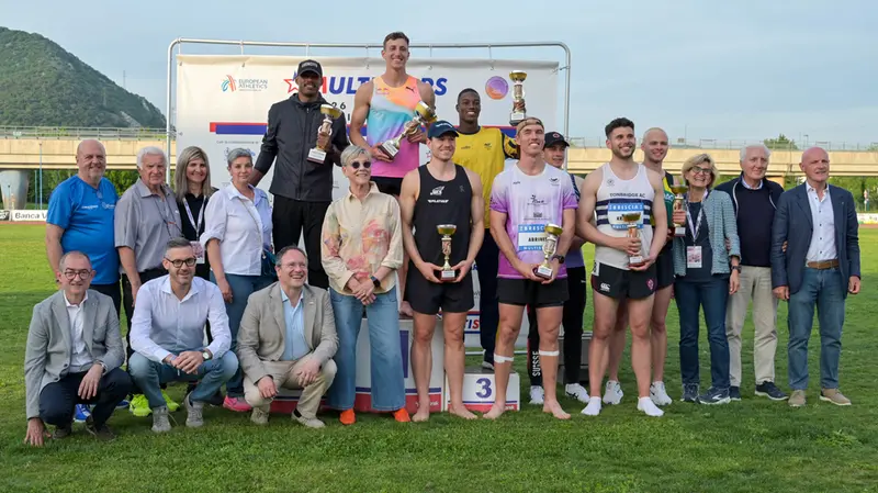 I protagonisti nel maschile con gli organizzatori - Foto New Reporter Uberti © www.giornaledibrescia.it