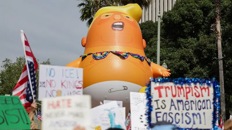 Manifestanti contro Trump a Los Angeles - Foto Ansa © www.giornaledibrescia.it
