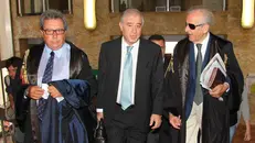 Marcello Dell'Utri (C) l'avvocato Giuseppe Di Peri (S) e l'avvocato Massimo Krogh (D) all'interno del tribunale di Palermo: era il 18 luglio 2012 - Ansa © www.giornaledibrescia.it