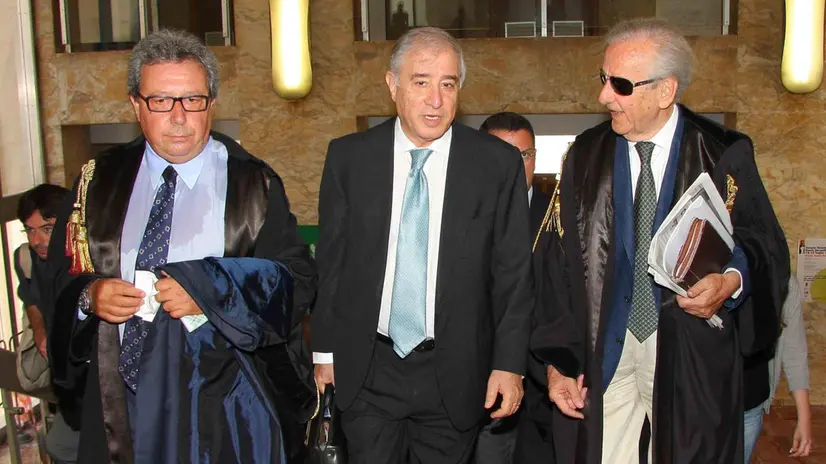 Marcello Dell'Utri (C) l'avvocato Giuseppe Di Peri (S) e l'avvocato Massimo Krogh (D) all'interno del tribunale di Palermo: era il 18 luglio 2012 - Ansa © www.giornaledibrescia.it