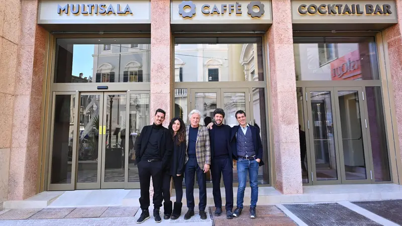 La famiglia Quilleri fuori dal Moretto rinnovato - Foto New Reporter Favretto © www.giornaledibrescia.it