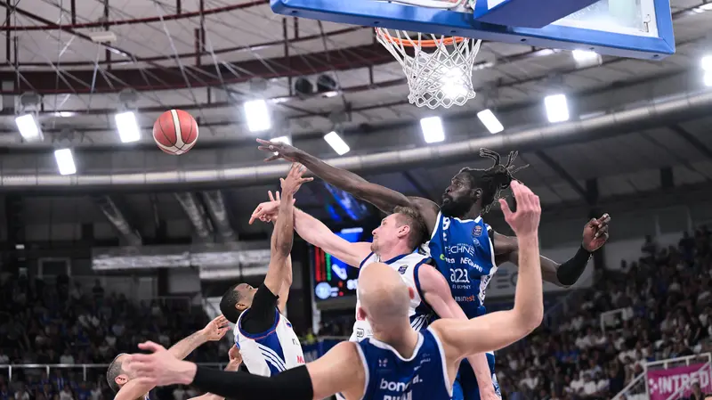 La Germani (qui Ndour) nell'ultimo ko interno contro Treviso - Foto New Reporter Checchi © www.giornaledibrescia.it