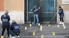 I danni all'ingresso della scuola di Polizia dopo lo scoppio - Foto Gabriele Strada/Neg © www.giornaledibrescia.it