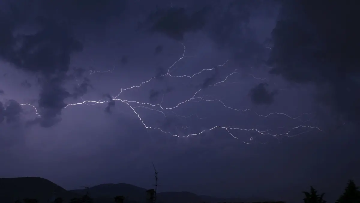 Un fulmine immortalato a Mompiano - © www.giornaledibrescia.it