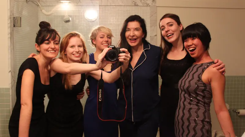 Un selfie di Marina Abramovic e Giada Gialdi Naman con le colleghe