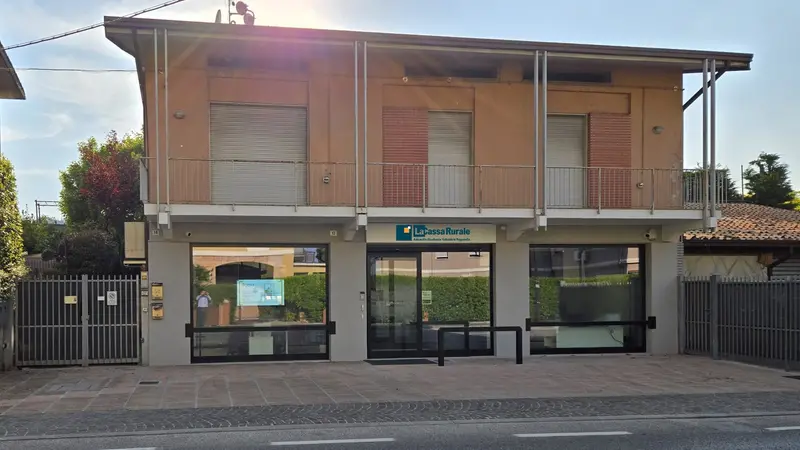 La nuova filiale de La Cassa Rurale in via S. Giulia a Padenghe