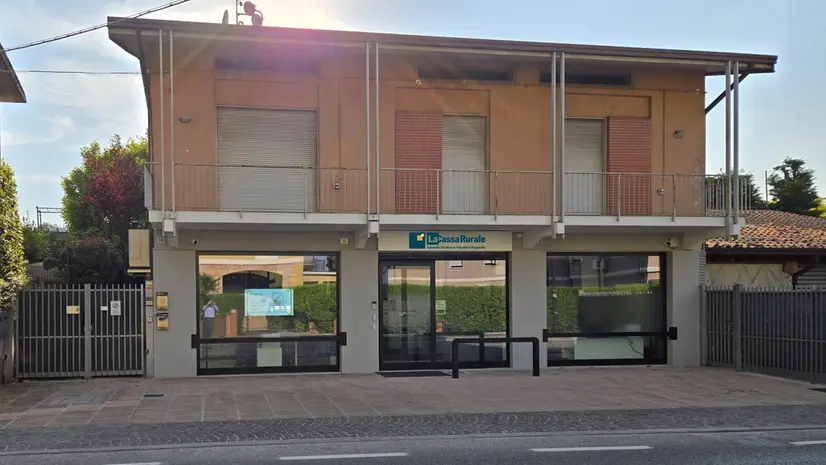La nuova filiale de La Cassa Rurale in via S. Giulia a Padenghe
