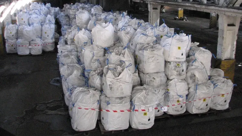 Alcuni dei rifiuti collocati all’interno della ex Selca