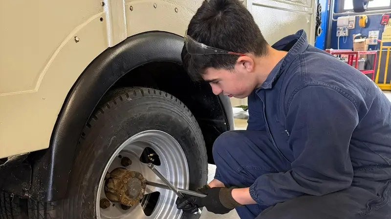 Uno studente al lavoro sulle ruote del Food Truck - © www.giornaledibrescia.it