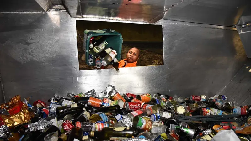 Un operatore di Aprica impegnato nella raccolta e nel ritiro del vetro