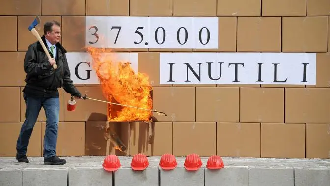 Calderoli con il lanciafiamme (dall'archivio)