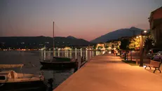 Il lungolago regala immagini suggestive