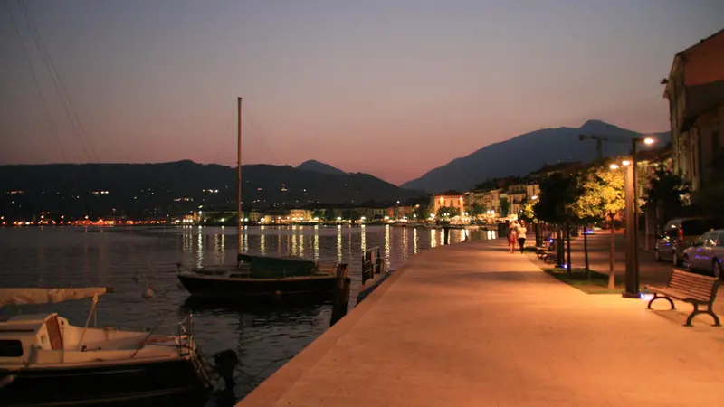 Il lungolago regala immagini suggestive