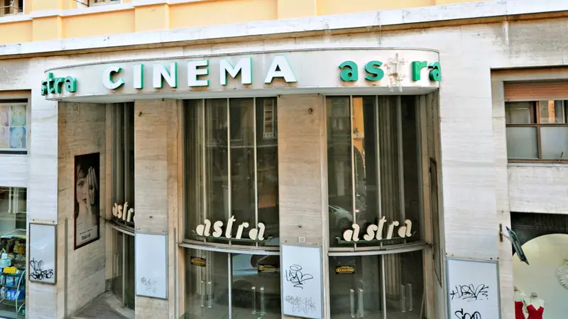 La vecchia insegna del Cinema Astra - Foto Pierre Putelli/Neg © www.giornaledibrescia.it