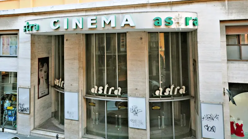La vecchia insegna del Cinema Astra - Foto Pierre Putelli/Neg © www.giornaledibrescia.it