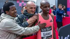 Claudio Berardelli a Londra insieme a Sabastian Sawe, primo uomo sotto le due ore nella maratona © www.giornaledibrescia.it