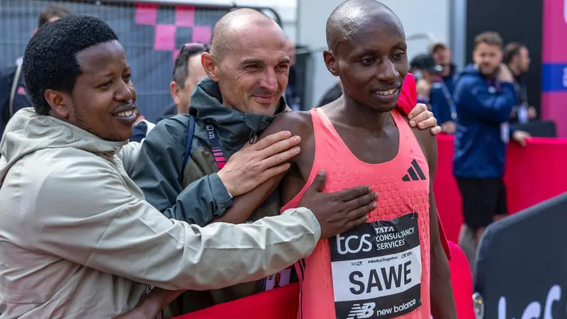 Claudio Berardelli a Londra insieme a Sabastian Sawe, primo uomo sotto le due ore nella maratona © www.giornaledibrescia.it