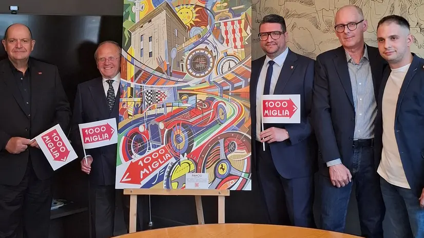 Un momento della presentazione con l’opera d’arte realizzata per il passaggio lumezzanese © www.giornaledibrescia.it