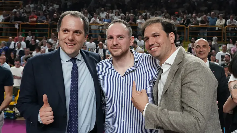 Il dg Emanuele Catania con il vicesindaco di Brescia, Federico Manzoni, e l'assessore allo Sport, Alessandro Cantoni - Foto New Reporter Perteghella © www.giornaledibrescia.it