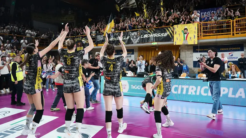 Le ragazze della Valsabbina Brescia festeggiano la promozione in serie A1 femminile di pallavolo - Foto New Reporter Perteghella © www.giornaledibrescia.it