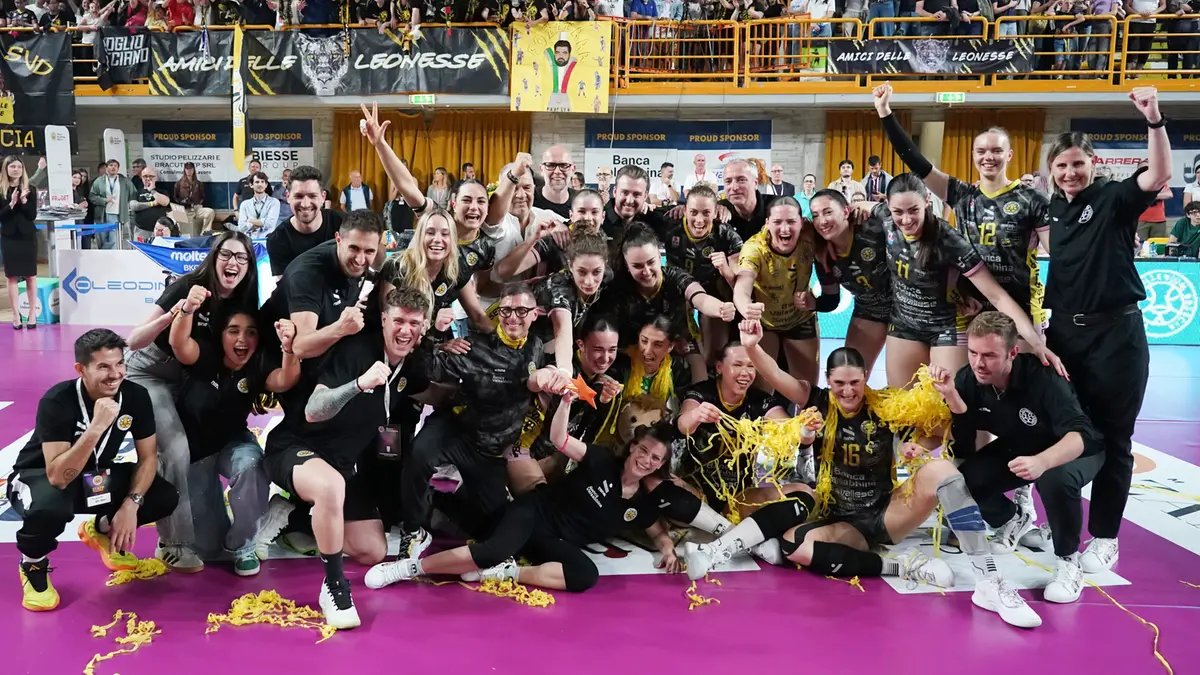 Quella di lunedì è stata la notte da ricordare per la Valsabbina Millenium promossa in A1 - Foto New Reporter Perteghella © www.giornaledibrescia.it