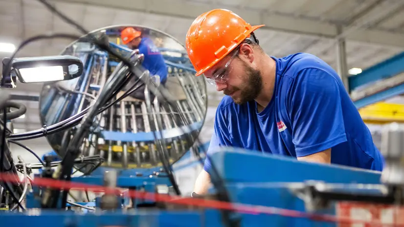 Lavoratore in un impianto industriale - © www.giornaledibrescia.it