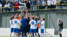 I giocatori del Serle portano in trionfo l'allenatore Mocinos - Foto New Reporter Mazzocchi © www.giornaledibrescia.it