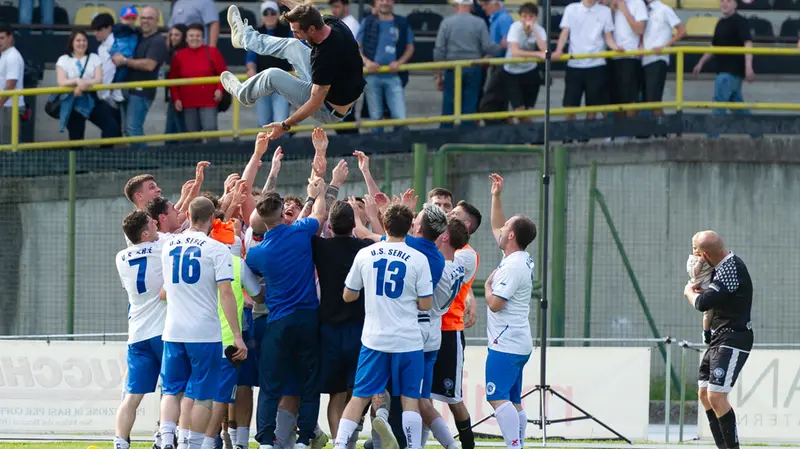 I giocatori del Serle portano in trionfo l'allenatore Mocinos - Foto New Reporter Mazzocchi © www.giornaledibrescia.it