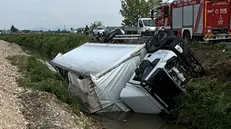 Il camion finito fuori strada a Orzinuovi - © www.giornaledibrescia.it