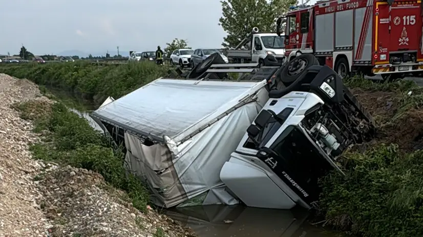 Il camion finito fuori strada a Orzinuovi - © www.giornaledibrescia.it