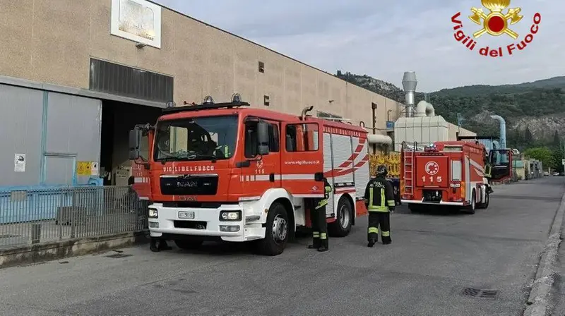 Incendio in un'azienda a Paitone: sul posto i Vigili del fuoco