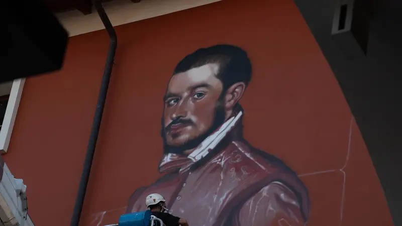 La realizzazione di uno dei due murales