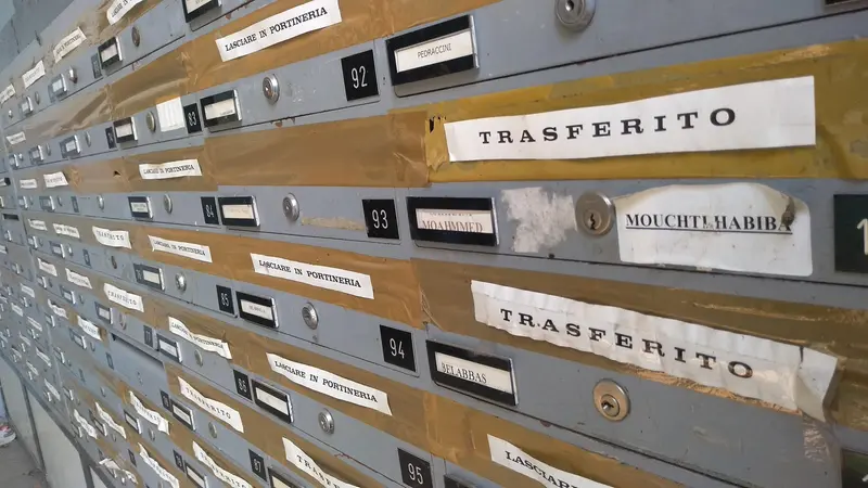 Le cassette postali della ex Tintoretto - © www.giornaledibrescia.it