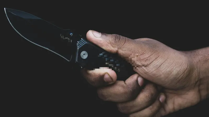 La donna è stata aggredita con un coltello