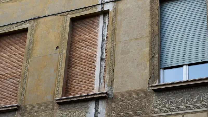 Una «cicatrice» di cemento grigio su un palazzo