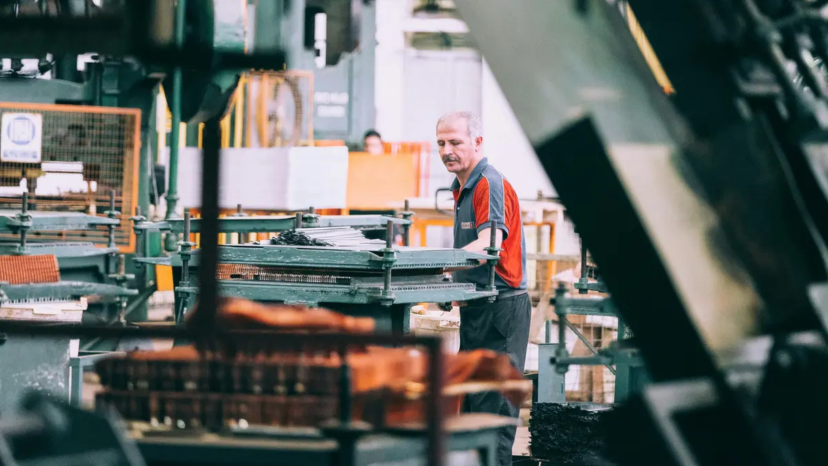Un lavoratore in una fabbrica - © www.giornaledibrescia.it