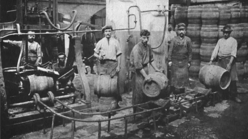 1920, all'interno della fabbrica di proprietà della famiglia Wührer operai trasportano i fusti in cui è conservata la birra