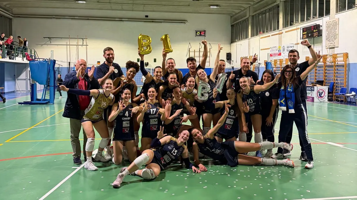 Per le ragazze e lo staff del Vobarno una storica promozione - © www.giornaledibrescia.it