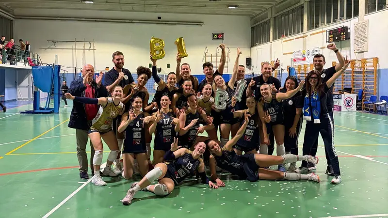 Per le ragazze e lo staff del Vobarno una storica promozione - © www.giornaledibrescia.it