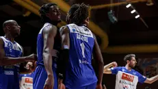 Kenny Gabriel, di spalle, esulta con Nicola Akele - Foto Alessia Doniselli/Ciamillo-Castoria © www.giornaledibrescia.it