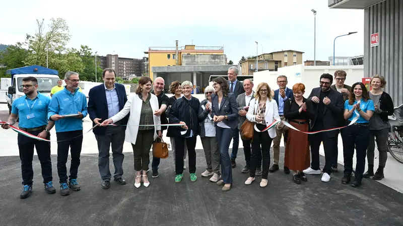 Il taglio del nastro, alla presenza della sindaca Castelletti - © www.giornaledibrescia.it
