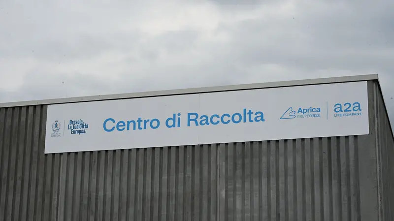 Il centro di raccolta di via Pertusati - © www.giornaledibrescia.it