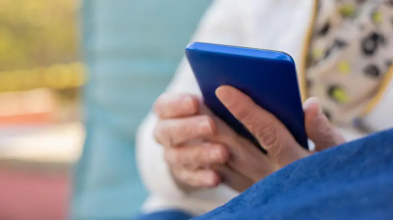 La donna ha parlato con tre persone diverse al telefono