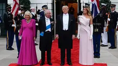 Re Carlo III e Camilla con Donald e Melania Trump alla Casa Bianca per la cena in onore dei reali inglesi - Foto Ansa © www.giornaledibrescia.it