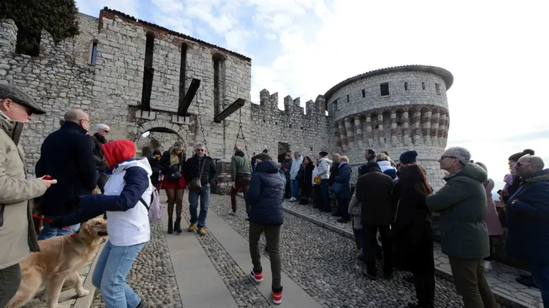 Il Castello di Brescia preso d'assalto dai turisti - Foto Giovanni Benini/Neg © www.giornaledibrescia.it