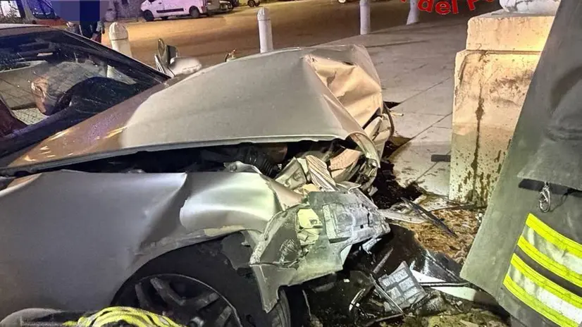 L'auto contro il muro della chiesa di Pontoglio (foto dei Vigili del fuoco)