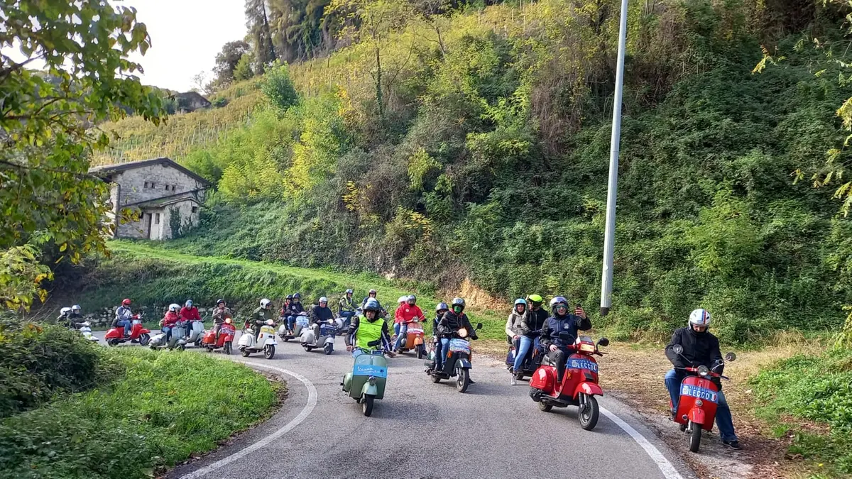 Un raduno di vespisti