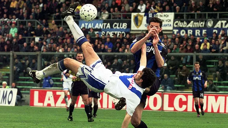 Un tentativo di rovesciata di Hübner contro l'Atalanta - Foto Reporter Zanardelli © www.giornaledibrescia.it