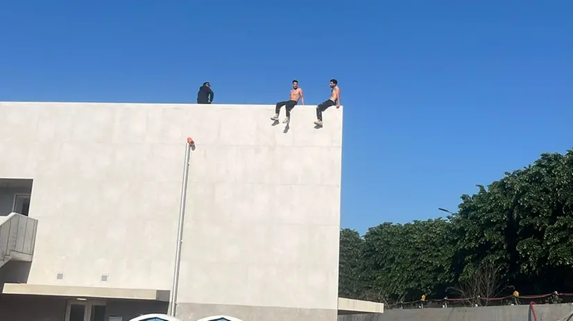 Gli operai sul tetto del cantiere - © www.giornaledibrescia.it