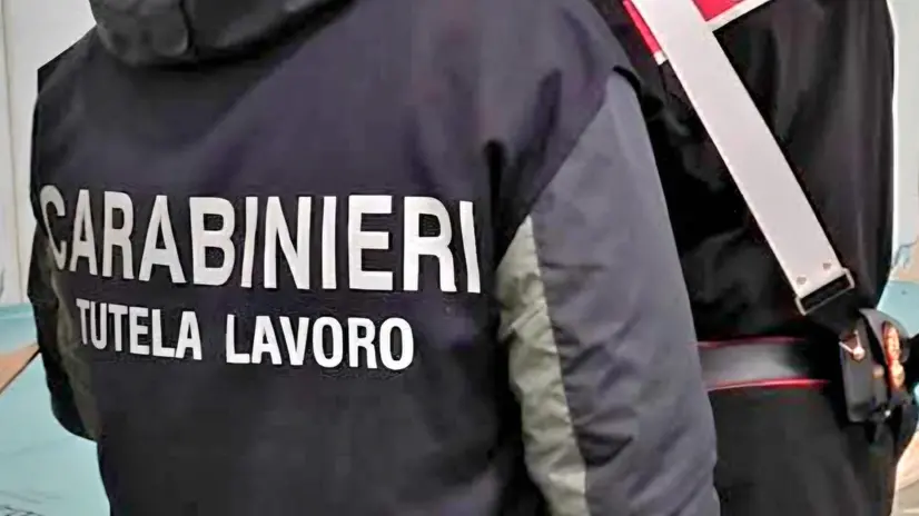 Carabinieri al lavoro durante un'ispezione